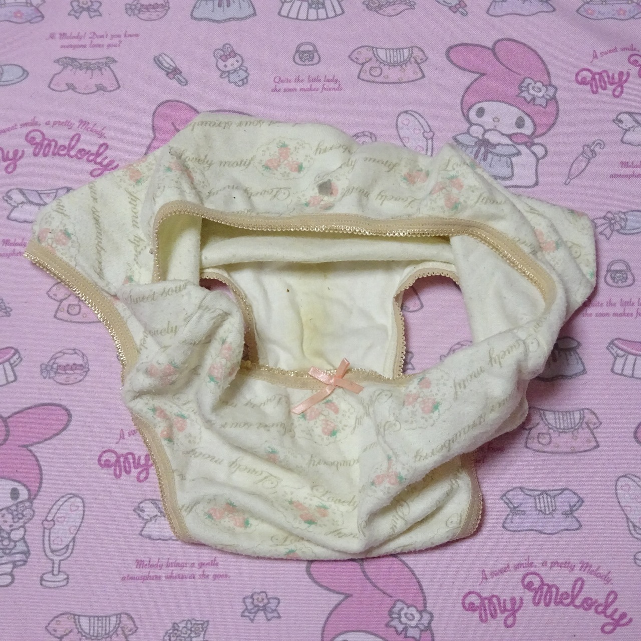 8246 【Mサイズ】ジュニアショーツ used 白地/英字プリント 女児向け 中古販売 コットン素材 1点もの - 画像 (3)